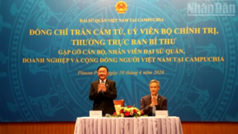 Thường trực Ban Bí thư Trần Cẩm Tú chúc Tết cộng đồng người Việt tại Campuchia