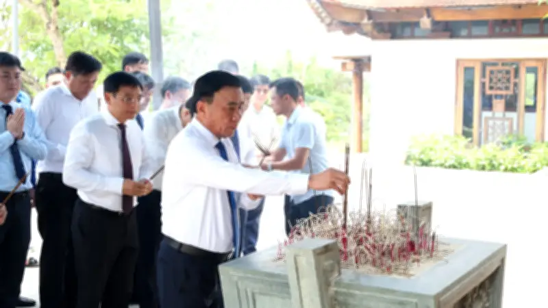 Thường trực Ban Bí thư Trần Cẩm Tú dâng hương tưởng niệm các anh hùng liệt sĩ tại Điện Biên