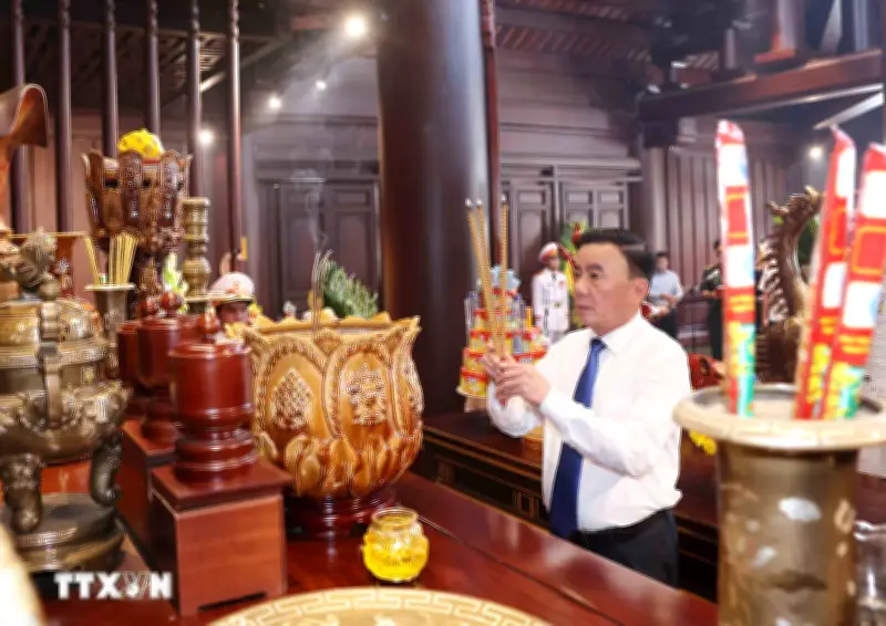 Thường trực Ban Bí thư Trần Cẩm Tú dâng hương tưởng niệm các anh hùng liệt sỹ tại tỉnh Điện Biên
