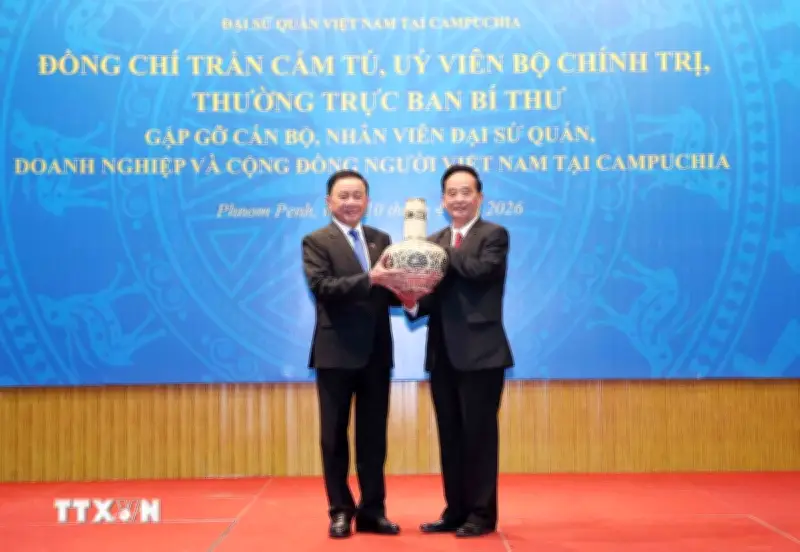 Thường trực Ban Bí thư Trần Cẩm Tú gặp gỡ cộng đồng người Việt tại Campuchia