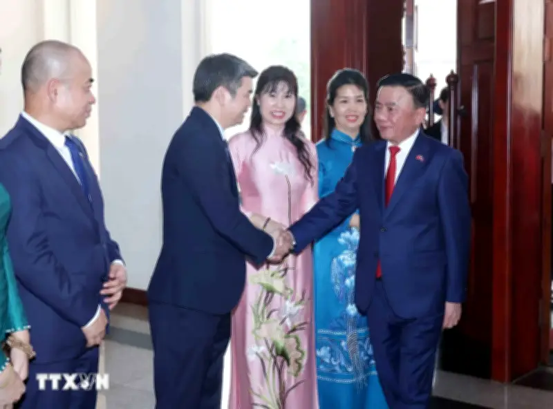 Thường trực Ban Bí thư Trần Cẩm Tú gặp gỡ cộng đồng người Việt tại Lào