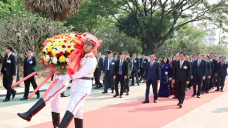 Thường trực Ban Bí thư Trần Cẩm Tú đặt vòng hoa tại Đài tưởng niệm Liệt sĩ vô danh ở Lào