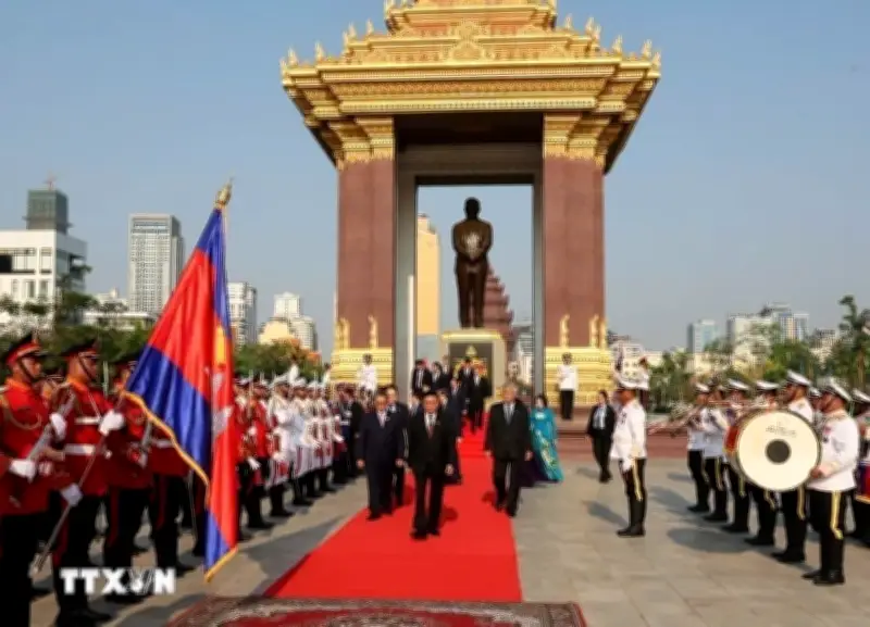 Thường trực Ban Bí thư Trần Cẩm Tư đặt vòng hoa tưởng niệm tại Campuchia