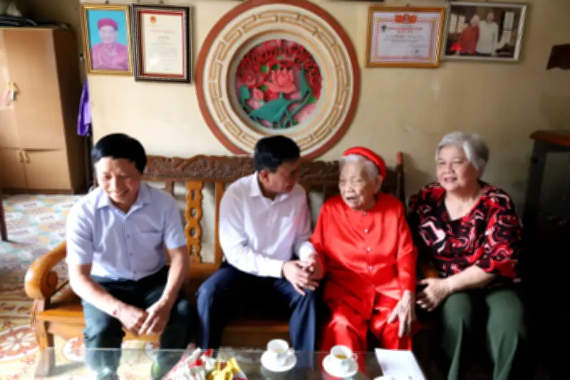 Thường trực Ban Bí thư Trần Cẩm Tú thăm, tặng quà gia đình chính sách tại Điện Biên