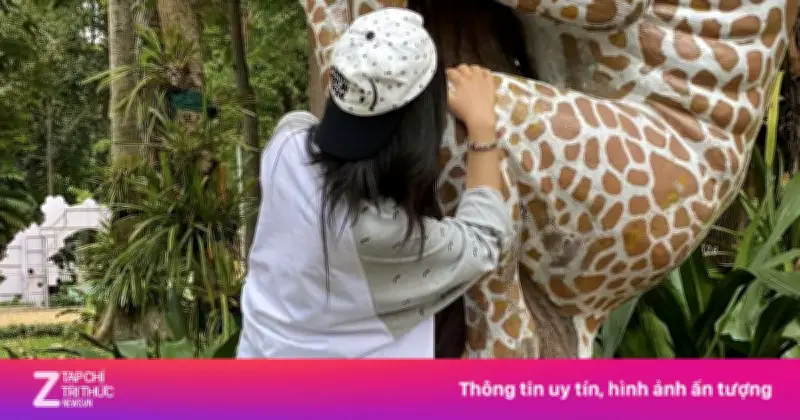 Thảo Cầm Viên Sài Gòn Bất Lực Trước Trào Lưu Leo Tượng Chụp Ảnh Của Du Khách