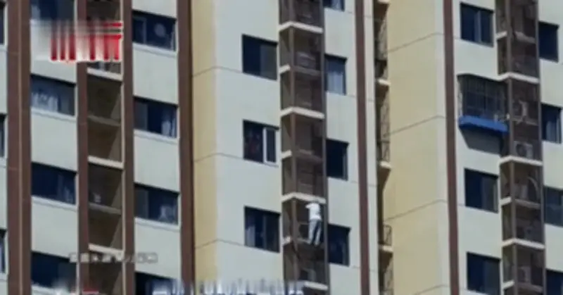 Thót Tim Cảnh Cụ Bà 89 Tuổi Bám Ngoài Chung Cư Leo Xuống Từ Tầng 27