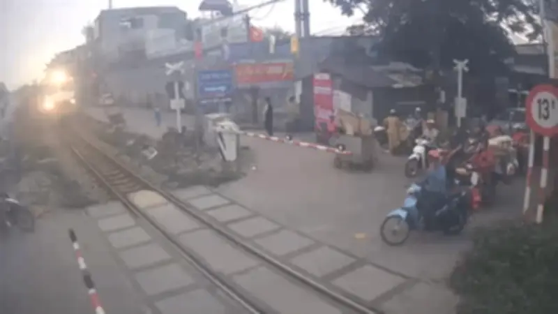 Thót tim cảnh tài xế xe máy liều mạng 'cướp đường' tàu hỏa tại Hà Nội