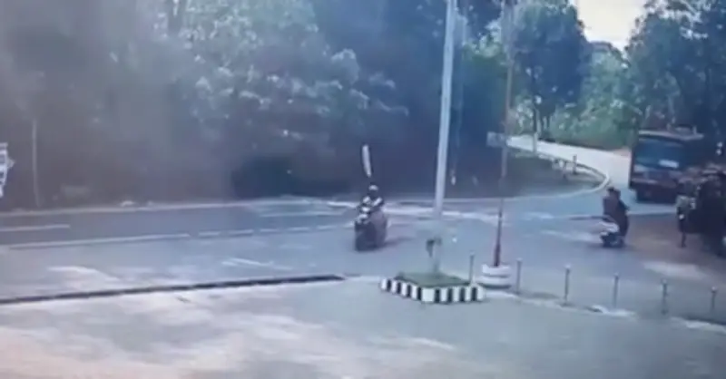 Thót tim cảnh xe buýt vào cua khiến 2 nữ sinh văng xuống đường