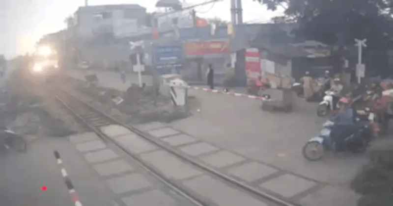 Thót tim cảnh xe máy băng qua đường sắt, tài xế thoát chết trong gang tấc