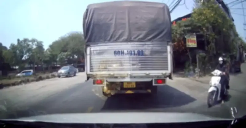 Thót tim cảnh xe máy luồn giữa hai ô tô sang, suýt trả giá đắt trên đường