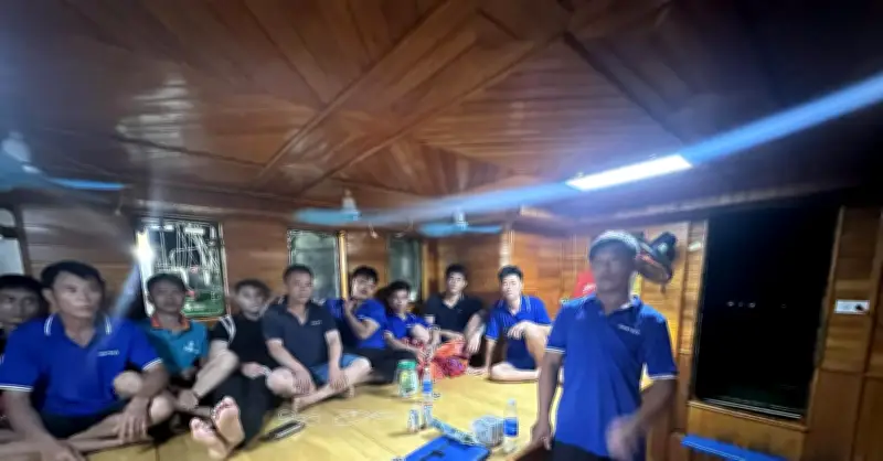 Thuyền trưởng kể khoảnh khắc sinh tử: 10 người trôi dạt 30 phút trên biển