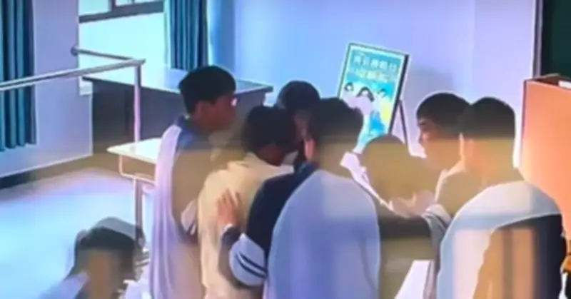 Thầy cô giáo loạng choạng rời lớp, 9 học sinh lẳng lặng theo làm ngay một việc