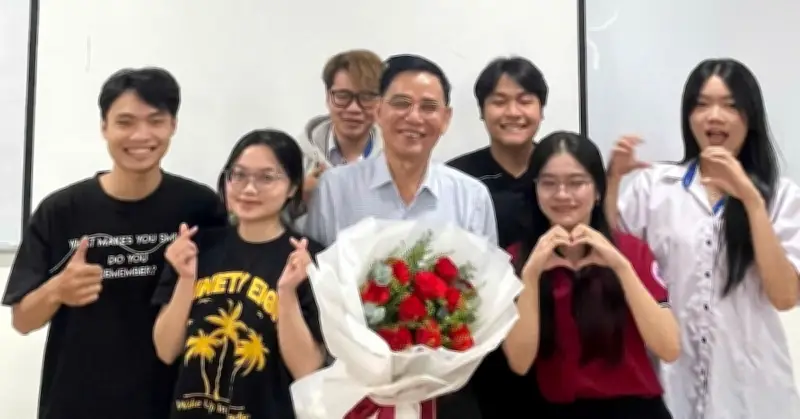 Thầy giáo thương binh là tiến sĩ ở tuổi 73 rơi nước mắt trong buổi dạy cuối