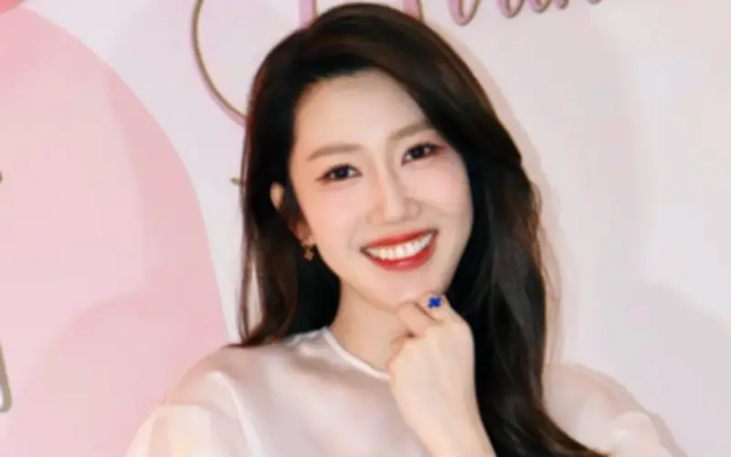 Thúy Ngân tỏa sáng với nhan sắc thăng hạng và bữa tiệc sinh nhật ấm cúng