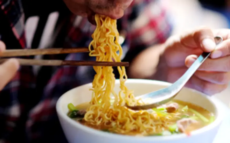 Tài xế 40 tuổi suy thận như cụ già vì combo mì tôm xúc xích nước ngọt