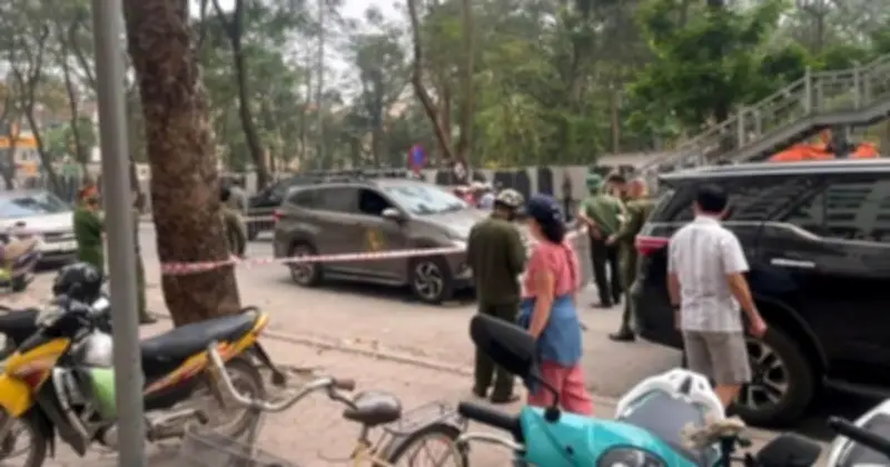 Tài xế bị tấn công bằng dao ở Linh Đàm, công an Hà Nội phong tỏa hiện trường điều tra