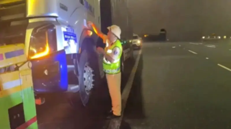 Tài xế container không bằng lái, ngủ trên cao tốc Vĩnh Hảo-Phan Thiết bị phạt 19 triệu đồng