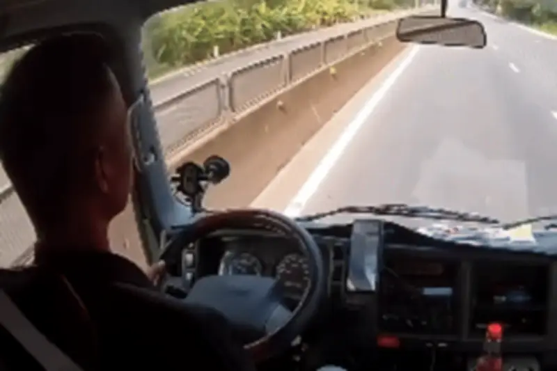 Tài xế cứu bé gái 1 tuổi giữa quốc lộ nhận mưa lời khen về kỹ năng lái xe