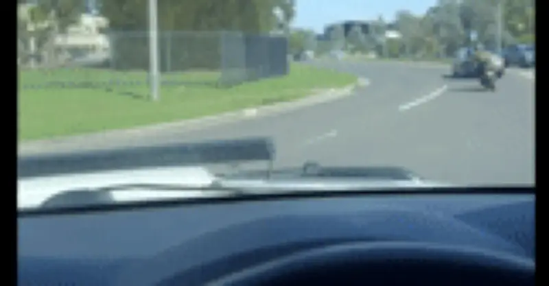 Tài xế gây bão mạng vì lách luật hợp pháp để vượt đoàn xe đang xếp hàng dài