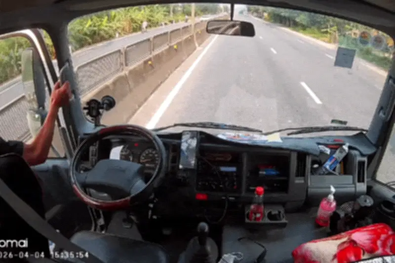 Tài xế Huế lao qua đường cứu em bé giữa quốc lộ, hành động gây thót tim