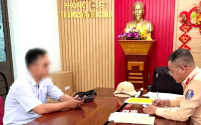 Tài xế liều mạng vượt đường sắt khi đèn đỏ bật sáng, bất chấp nguy hiểm