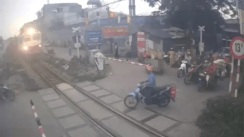 Tài xế mô tô thoát chết trong gang tấc khi cố tình lao qua đường ray tàu hỏa
