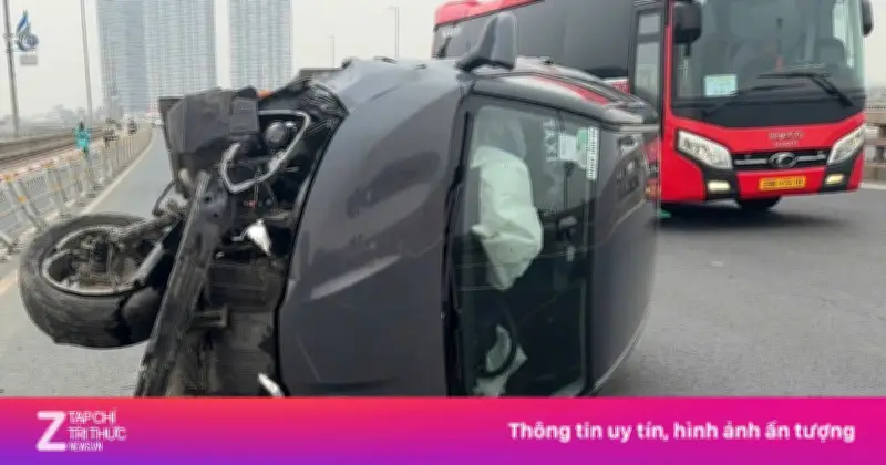 Tài xế taxi buồn ngủ đâm đổ rào chắn, lật nghiêng xe trên đường Võ Nguyên Giáp