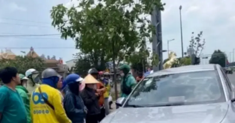 Tài xế taxi tử vong trong xe trên đường Phạm Văn Đồng, nghi đột quỵ