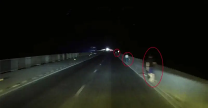 Tài xế thót tim kể lại chuyện giữa đêm gặp 3 người đi bộ trên cao tốc