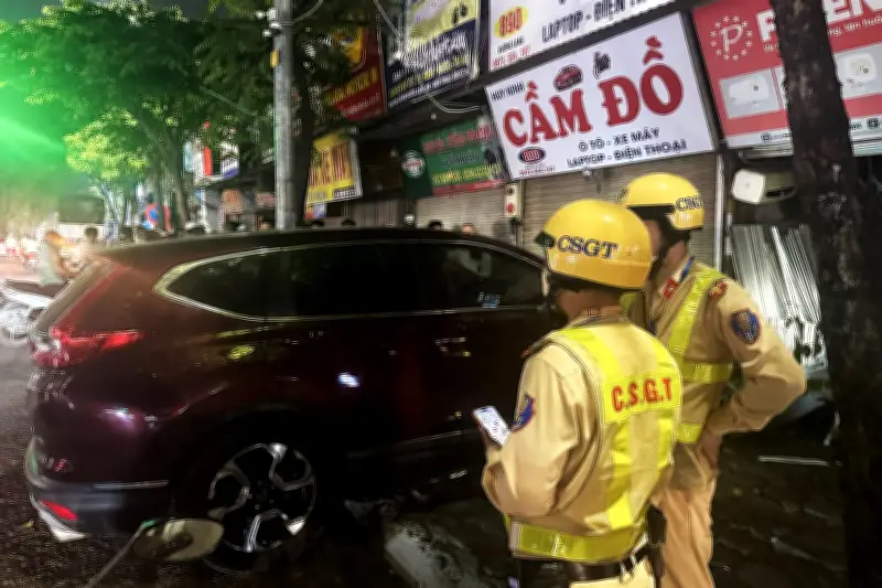 Tài xế vi phạm nồng độ cồn, kích khùng lái ô tô đâm vào hàng cà phê ở Hà Nội