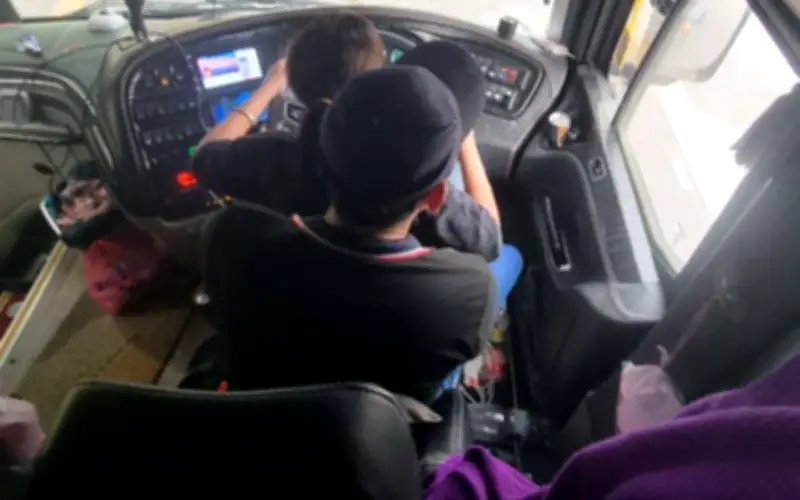 Tài xế xe buýt Malaysia bị sa thải vì để phụ nữ ngồi trên đùi khi lái xe