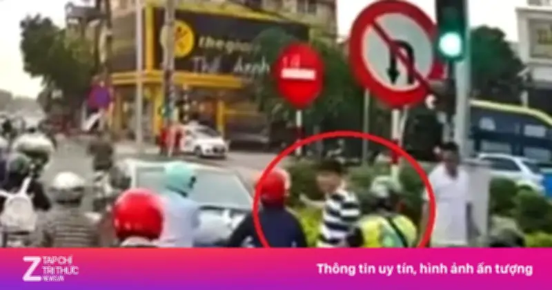 Tài xế xe máy bị hành hung dã man vì chặn đầu ôtô đi ngược chiều tại Hà Nội