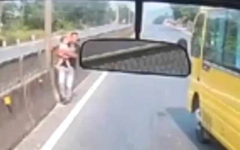 Tài Xế Xe Tải Anh Hùng Cứu Bé Gái Băng Qua Quốc Lộ 1 Ở Huế