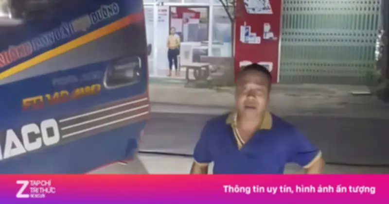 Tài xế xe tải Bắc Ninh cầm dao chặn đầu xe, đe dọa người quay clip