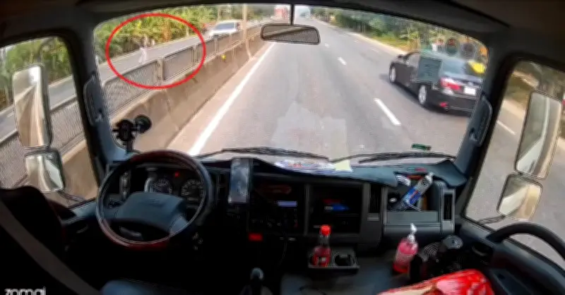 Tài xế xe tải dũng cảm cứu bé gái giữa quốc lộ trong tích tắc