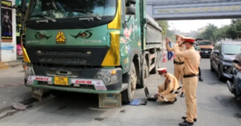 Tài xế xe tải lái 10-15 giờ liên tục: CSGT cảnh báo 'hung thần' đường phố