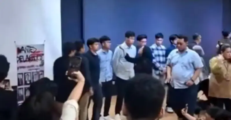 Tin Nhắn Nhạy Cảm Trong Nhóm Kín Khiến 16 Sinh Viên Luật Bị Đình Chỉ Học Tập