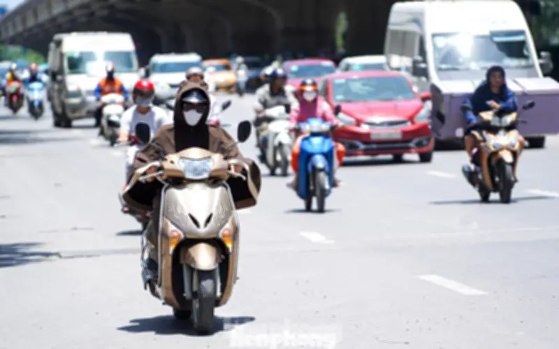 Tin sáng 21/4: Nắng nóng sắp quay lại, CSGT dùng flycam, camera AI bắt lỗi đỗ xe sai quy định