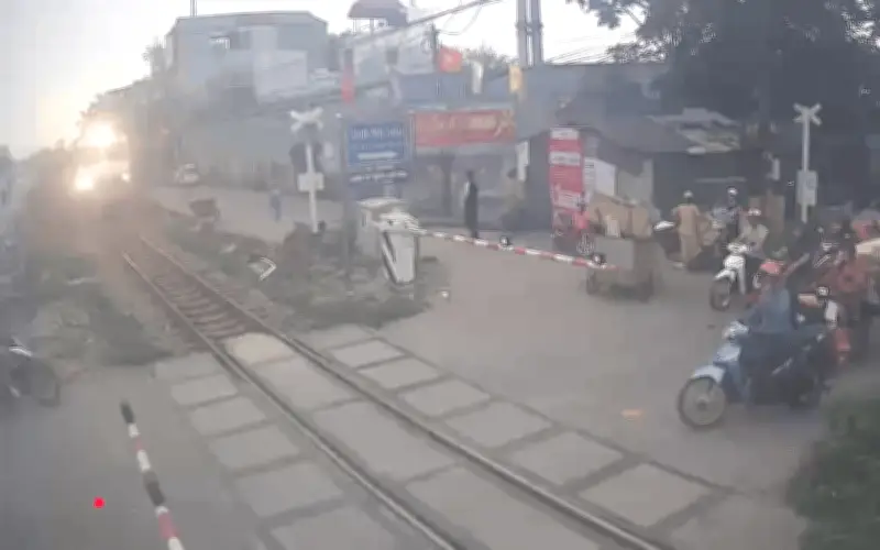 Tin sáng 6/4: Nắng nóng gia tăng, tai nạn đường sắt thoát chết trong gang tấc