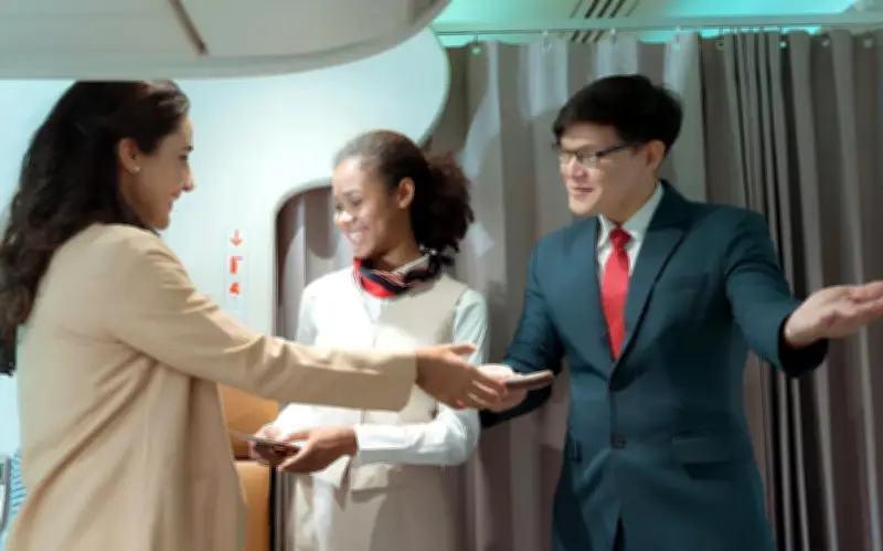 Tiếp viên hàng không 'quét' thông tin ngay khi hành khách bước lên máy bay