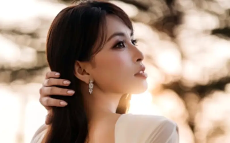Tiểu Vy khoe vòng eo thon gọn, khẳng định danh hiệu mỹ nhân ngàn năm có một