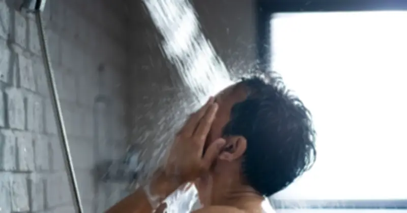Tắm đêm có thực sự gây đột quỵ? Chuyên gia lý giải sự thật đằng sau thói quen phổ biến