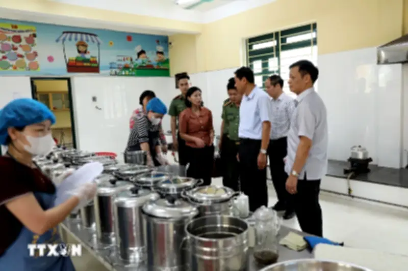 Tạm đình chỉ hiệu trưởng để điều tra vụ việc liên quan đến thực phẩm tại trường học