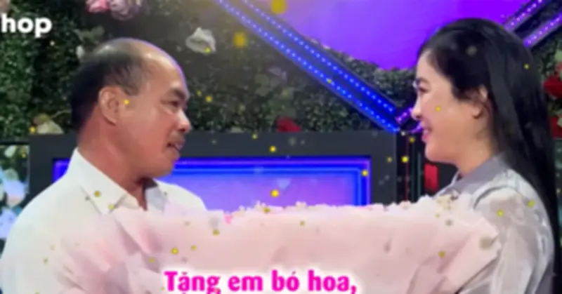 Tặng 100 đóa hồng, người đàn ông 50 tuổi bị từ chối ở bàn muốn hẹn hò