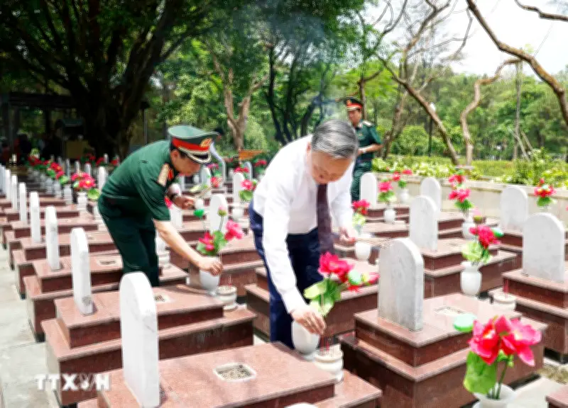 Tổng Bí thư, Chủ tịch nước dâng hương tại Nghĩa trang Liệt sỹ Trường Sơn