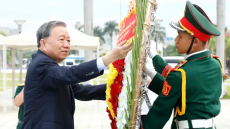 Tổng Bí thư, Chủ tịch nước dâng hương tưởng niệm các anh hùng liệt sĩ tại Đà Nẵng