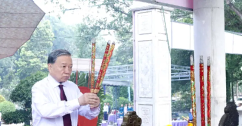 Tổng Bí thư, Chủ tịch nước dâng hương tưởng niệm các anh hùng liệt sĩ tại Tây Ninh