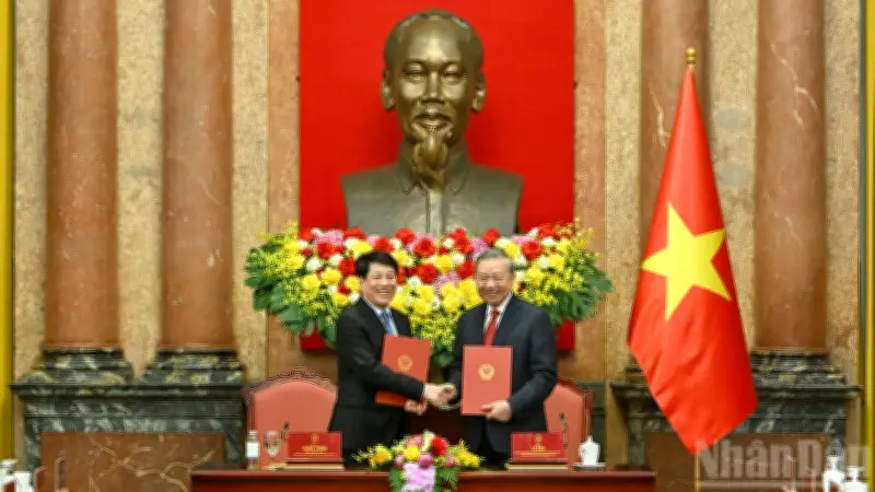 Tổng Bí thư, Chủ tịch nước Tô Lâm chính thức nhận bàn giao công tác từ nguyên Chủ tịch nước Lương Cường