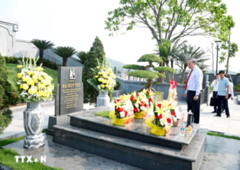 Tổng Bí thư, Chủ tịch nước Tô Lâm dâng hương tưởng nhớ Tổng Bí thư Hà Huy Tập