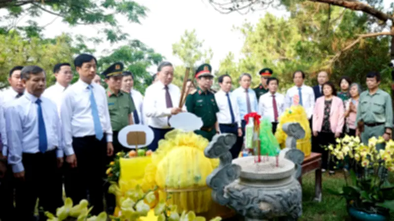 Tổng Bí thư, Chủ tịch nước Tô Lâm dâng hương tưởng niệm Đại tướng Võ Nguyên Giáp và các anh hùng liệt sĩ